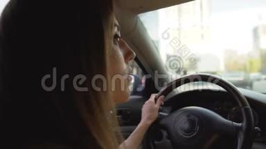 <strong>辛苦</strong>工作后开车回家的年轻女子。 运输。 汽车